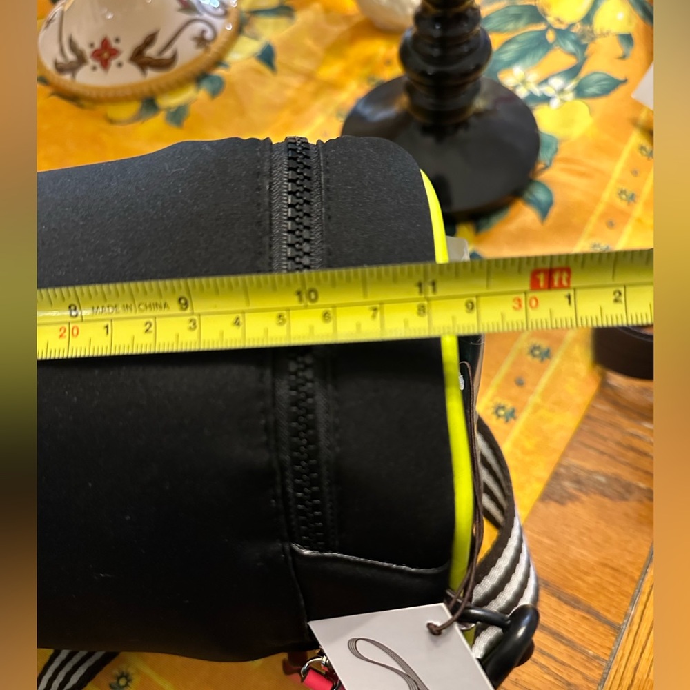 NWT HENRI BENDEL NEOPRENE CIRCULAR CROSSBODY COOLER NEON / BLACK BEACH FESTIVAL - Picture 10 of 12
